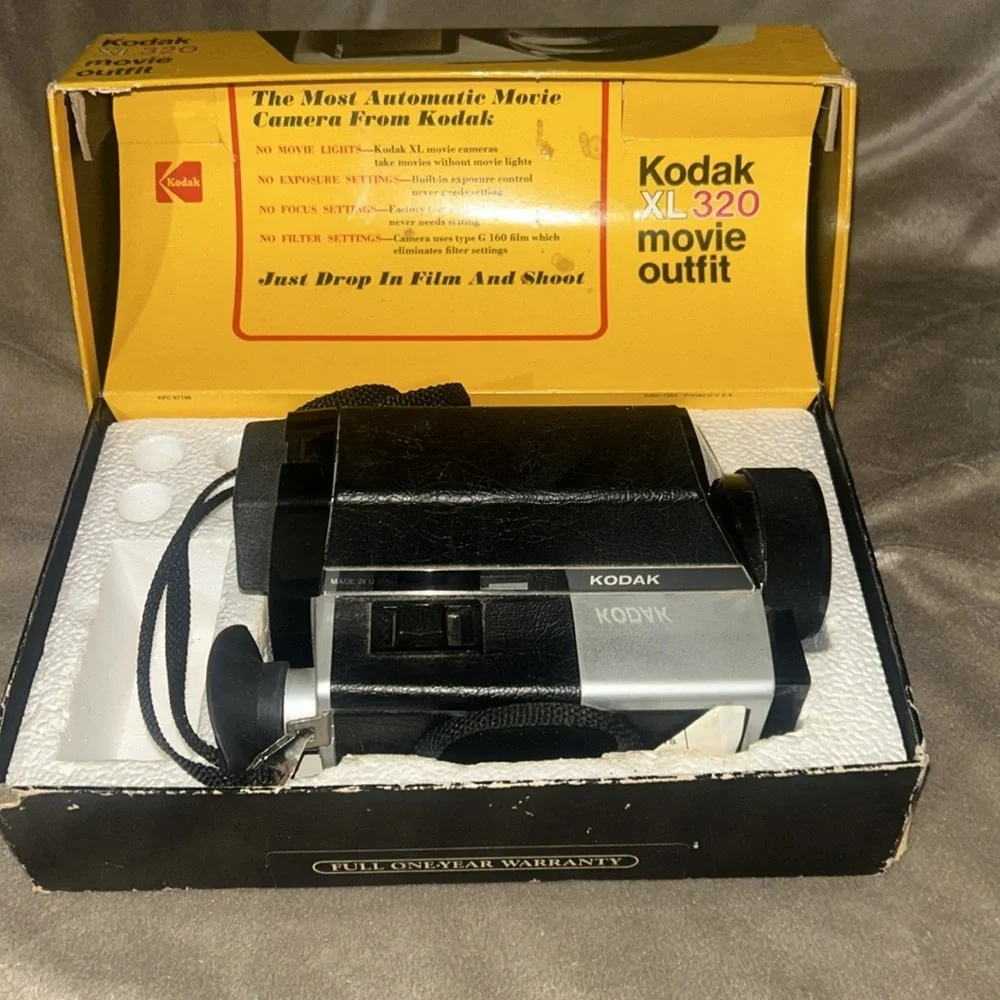 VINTAGE KODAK MOVIE CAMERA XL320 IN ITS ORIGINAL BOX USES TYPE G 160 FILM